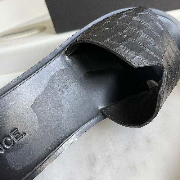 Vince ‘Turner 2’ Black Lea Embossed Leather Slides - Picture 8 of 10